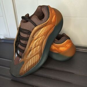 YEEZY 700 V3 COPPER FADE size 7.5